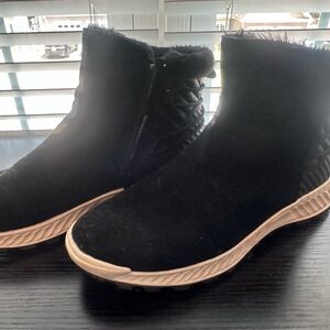 BareTraps Black and White Winter Boots